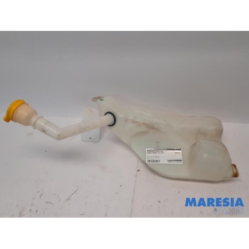 Renault - Megane - Front windscreen washer reservoir