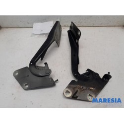 Renault - Megane - Bonnet Hinge