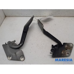 Renault - Megane - Bonnet Hinge