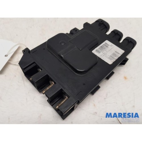 Renault - Megane - Voltage regulator