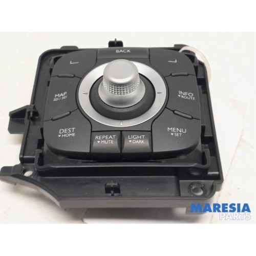 Renault - Megane - Panneau de commandes navigation
