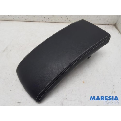 Renault - Megane - Armrest