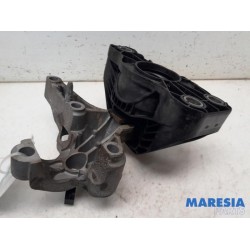 Renault - Clio - Engine mount