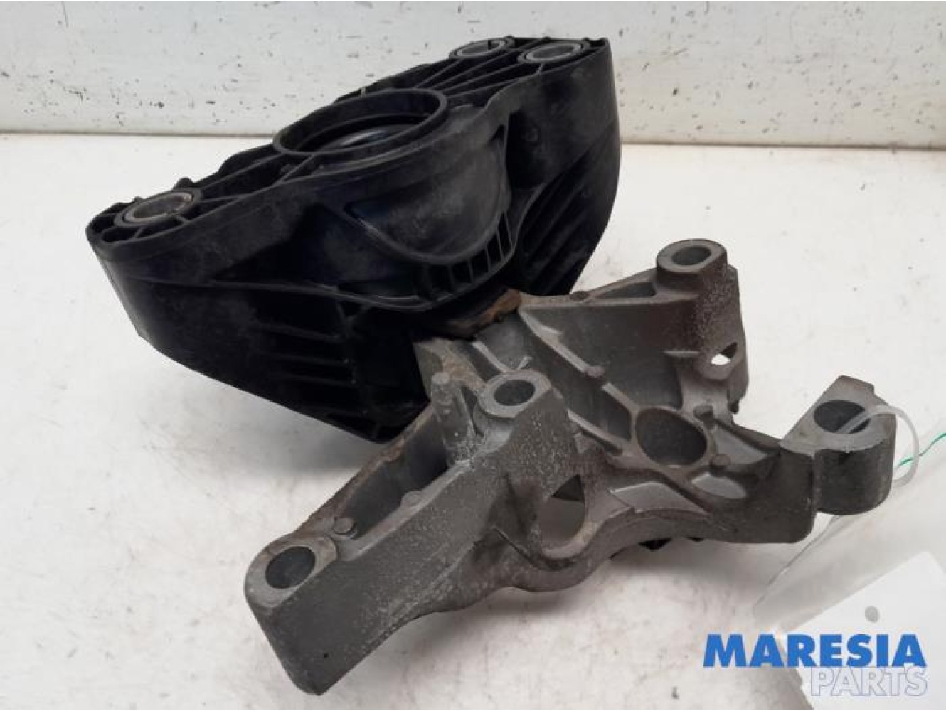 Renault - Clio - Engine mount