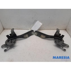 Renault - Clio - Bonnet Hinge