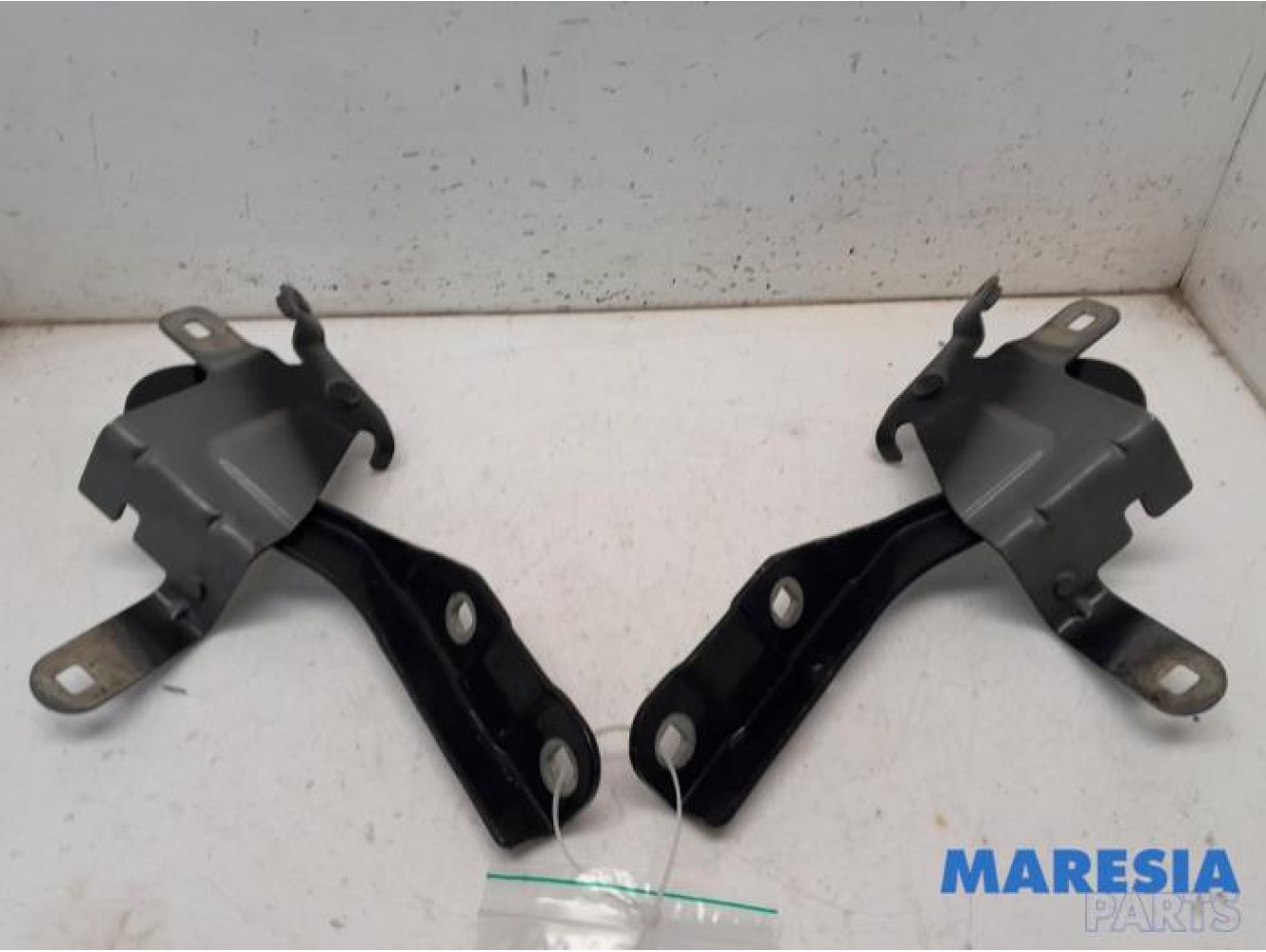 Renault - Clio - Bonnet Hinge