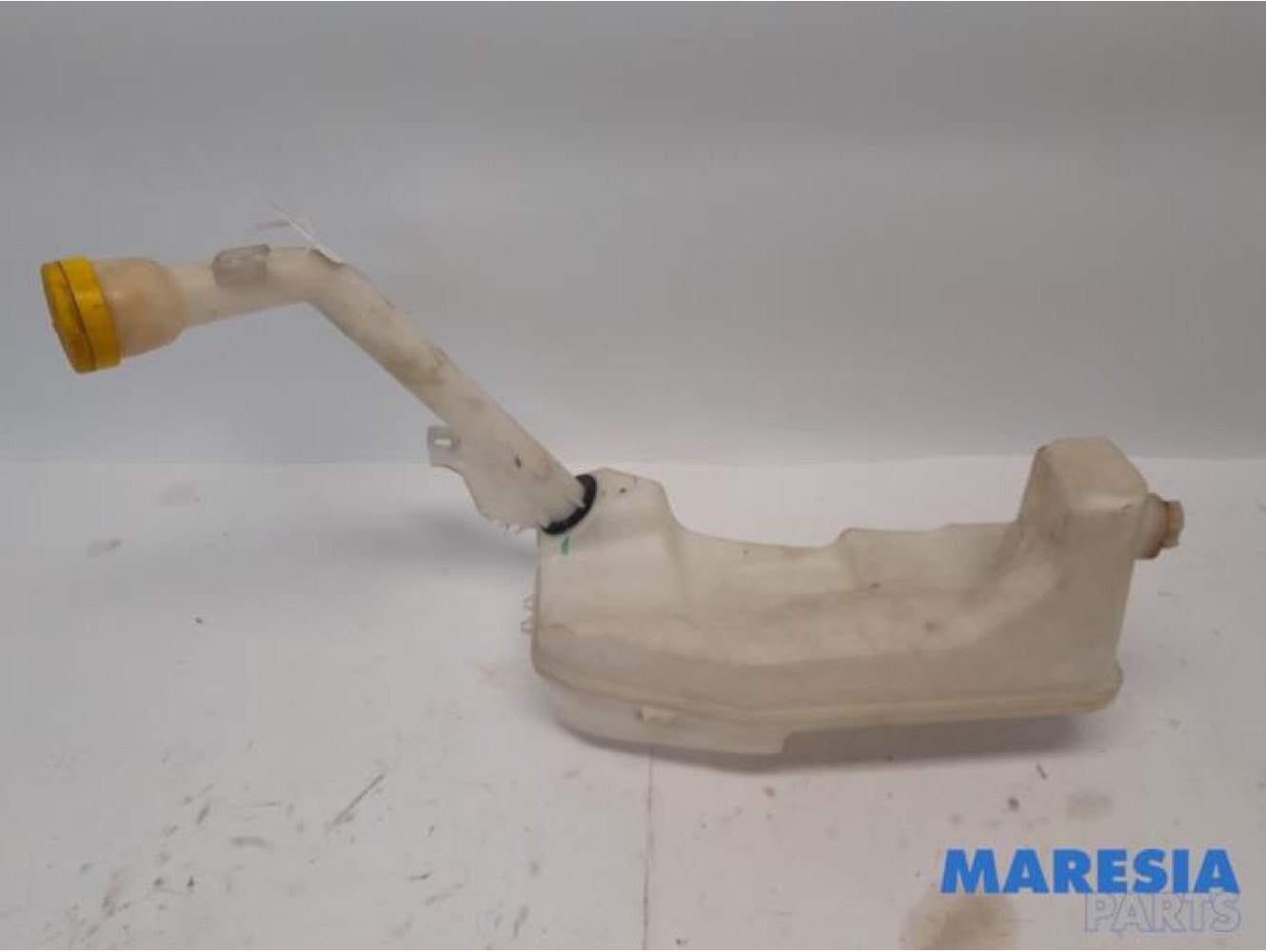 Renault - Clio - Front windscreen washer reservoir