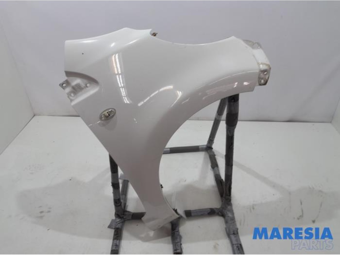 Peugeot - 107 - Front wing, right