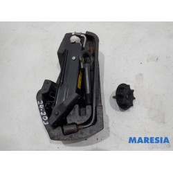 Peugeot - 107 - Krikset + reservewiel