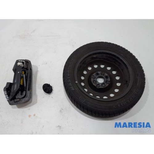 Peugeot - 107 - Krikset + reservewiel