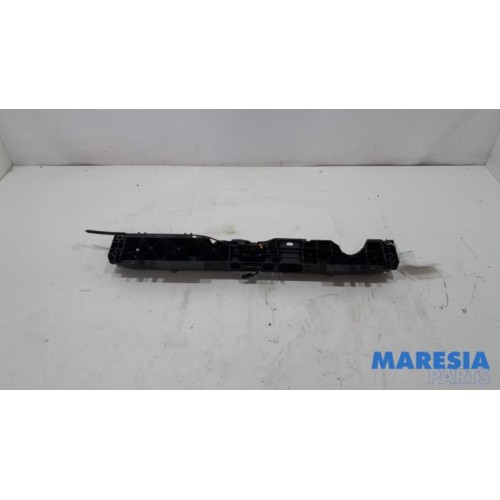 Renault - Clio - Lock plate
