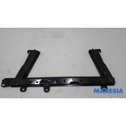 Renault - Clio - Radiator bar