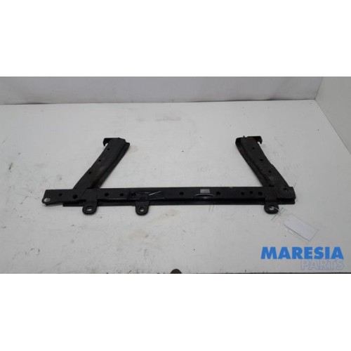 Renault - Clio - Radiator bar