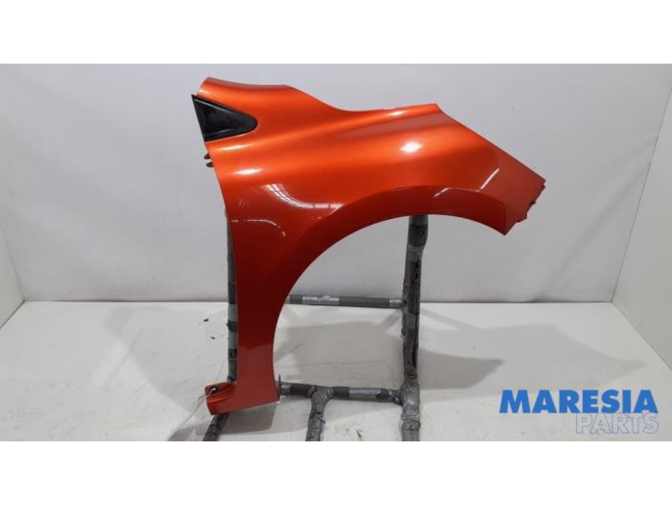 Renault - Clio - Front wing, right