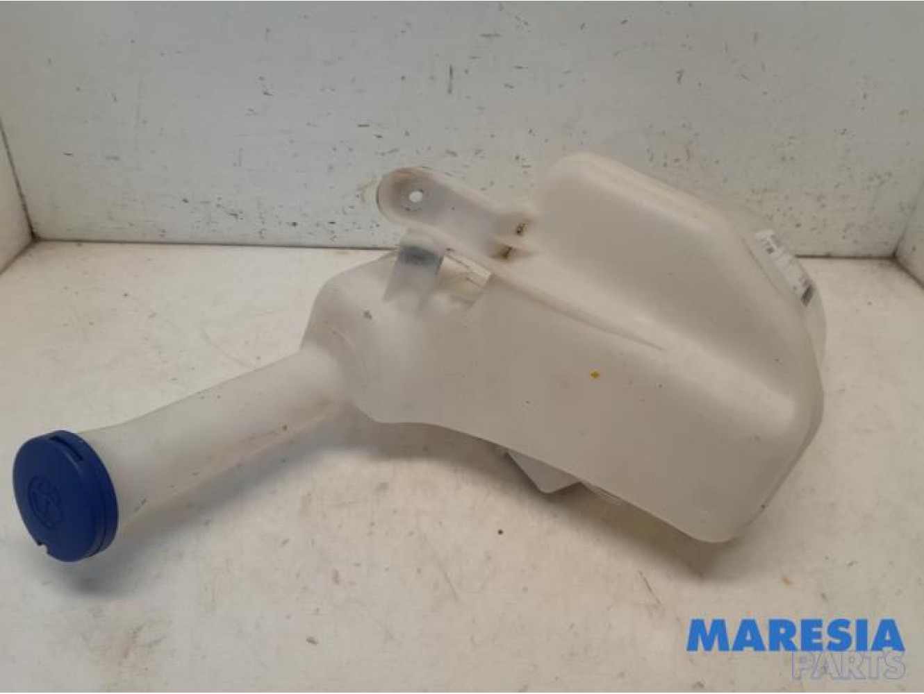 Peugeot - 107 - Front windscreen washer reservoir