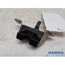 Peugeot - 107 - Tailgate lock mechanism