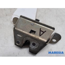 Peugeot - 107 - Tailgate lock mechanism