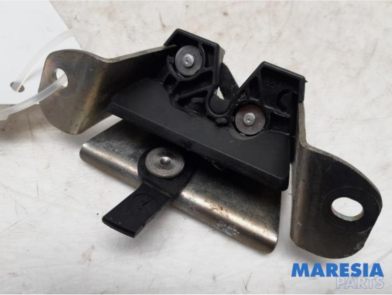 Peugeot - 107 - Tailgate lock mechanism