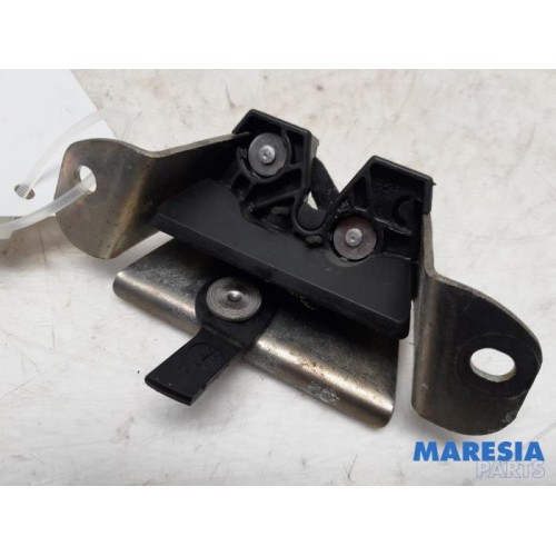 Peugeot - 107 - Tailgate lock mechanism