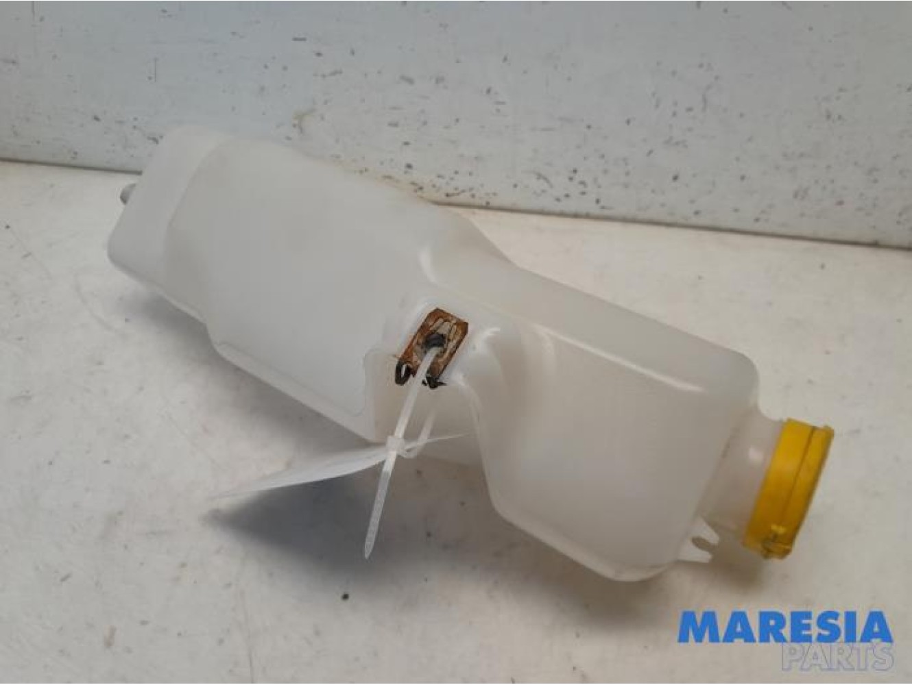Renault - Twingo - Front windscreen washer reservoir