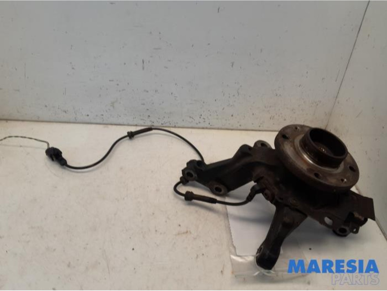 Renault - Clio - Knuckle, front right