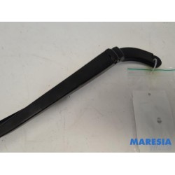Renault - Clio - Front wiper arm