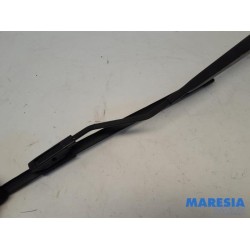 Renault - Clio - Front wiper arm