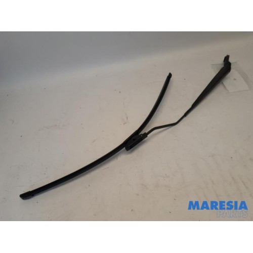 Renault - Clio - Front wiper arm