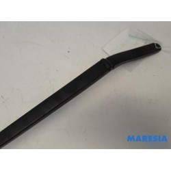 Renault - Clio - Front wiper arm