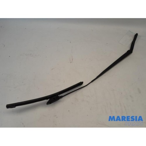 Renault - Clio - Front wiper arm