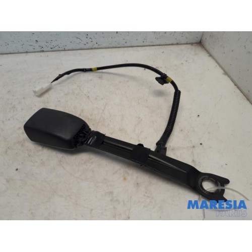 Peugeot - 107 - Insertion ceinture de sécurité avant gauche