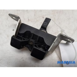 Peugeot - 107 - Tailgate lock mechanism
