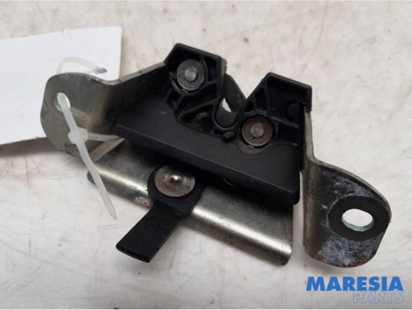 Peugeot - 107 - Tailgate lock mechanism