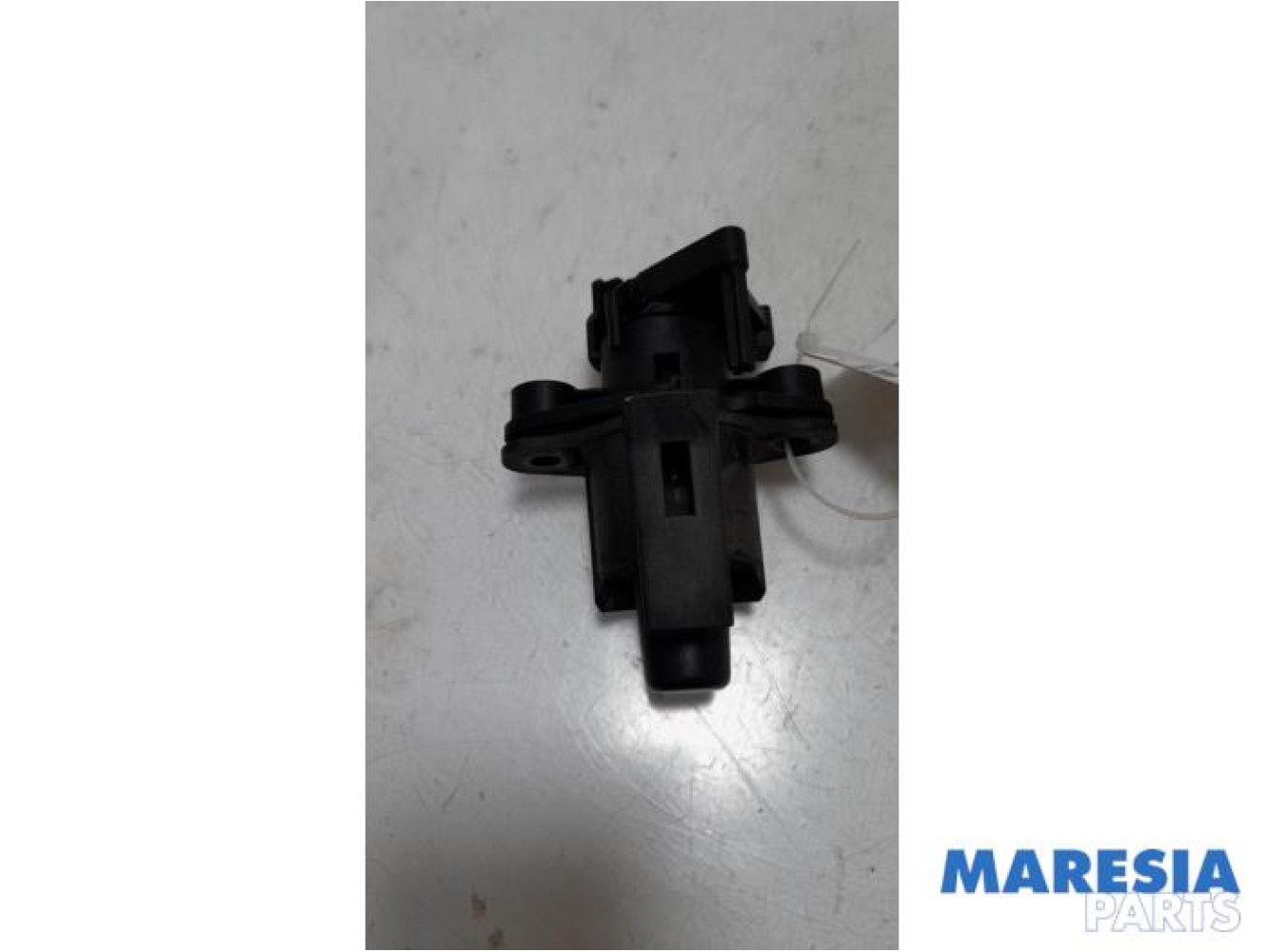 Peugeot - 107 - Tailgate lock mechanism