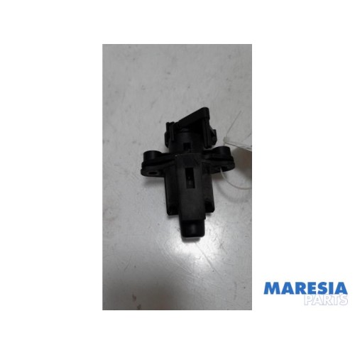 Peugeot - 107 - Tailgate lock mechanism