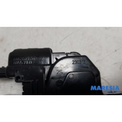 Renault - Clio - Tailgate lock mechanism