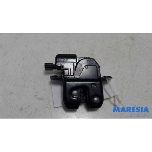 Renault - Clio - Tailgate lock mechanism