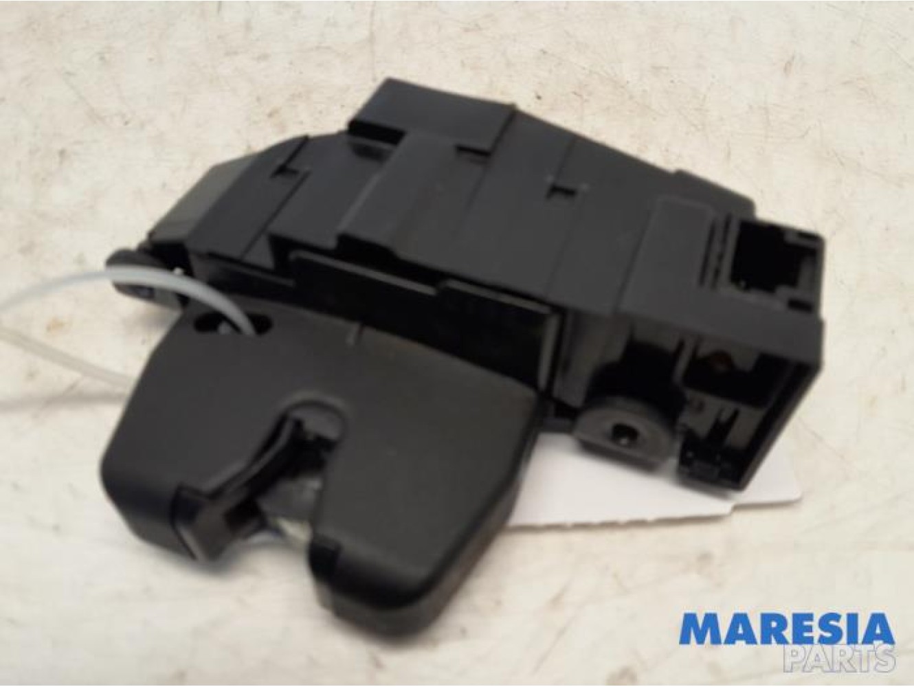 Peugeot - 207 - Tailgate lock mechanism