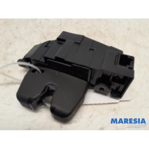 Peugeot - 207 - Tailgate lock mechanism