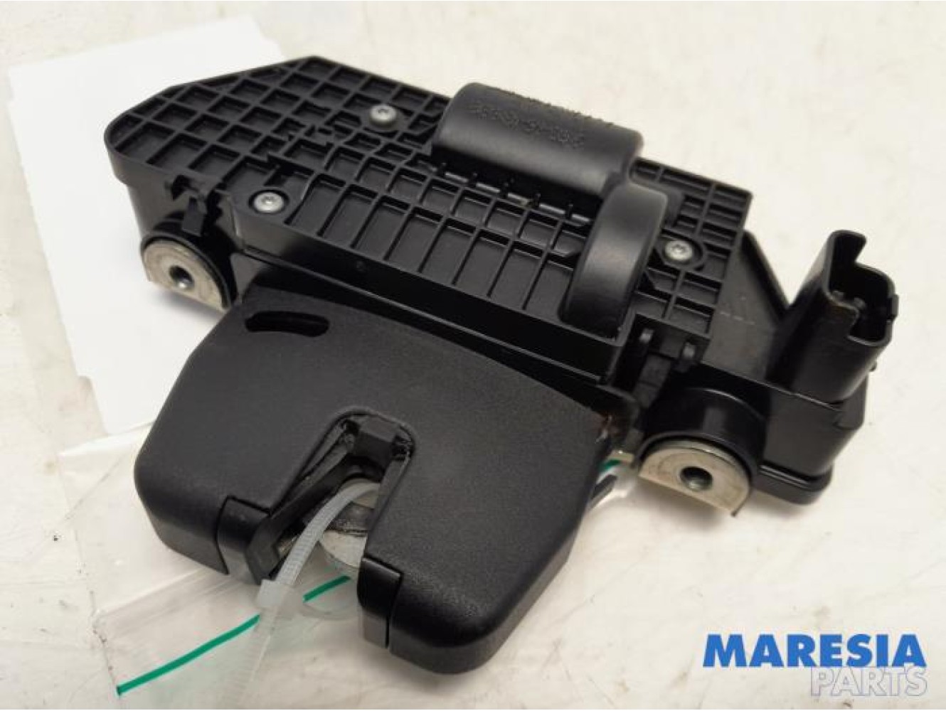 Peugeot - 208 - Tailgate lock mechanism