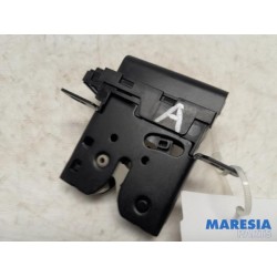 Peugeot - 207 - Tailgate lock mechanism