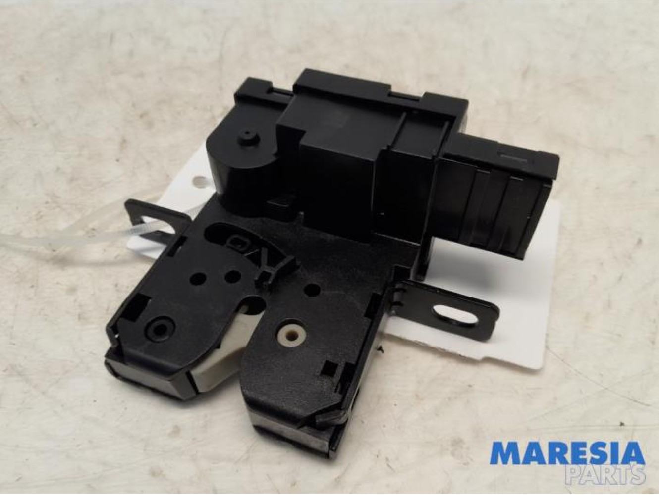 Peugeot - 207 - Tailgate lock mechanism