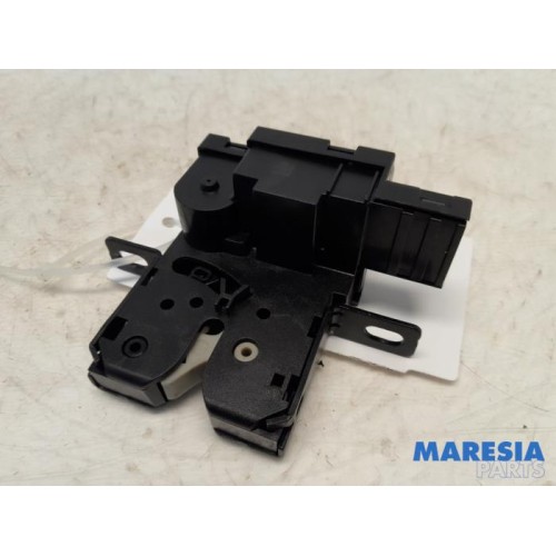 Peugeot - 207 - Tailgate lock mechanism