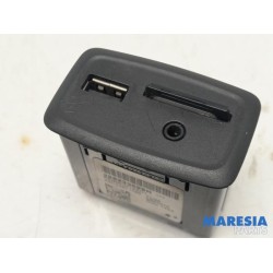 Renault - Clio - AUX / USB connection