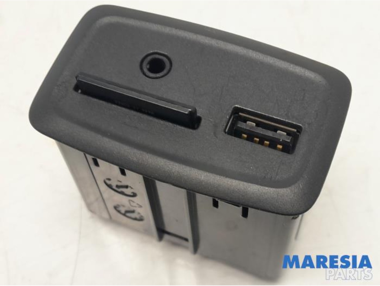 Renault - Clio - AUX / USB connection