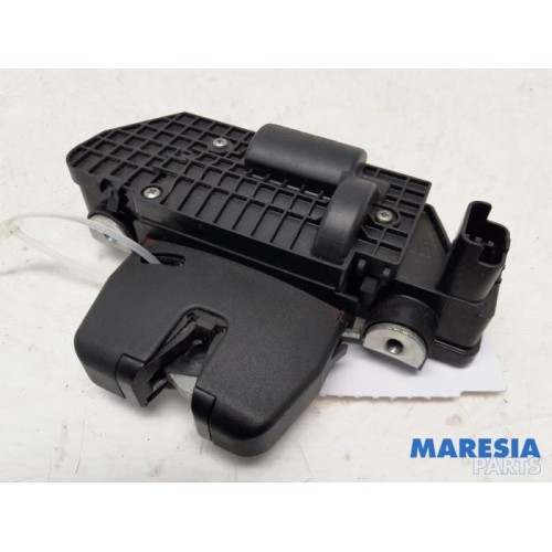 Peugeot - 5008 - Tailgate lock mechanism