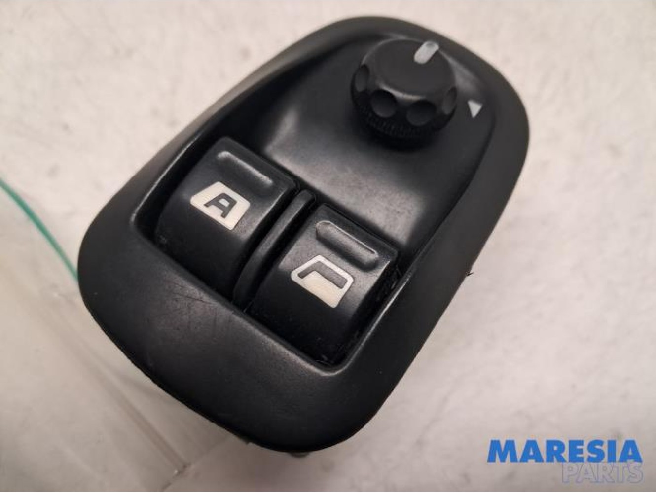 Peugeot - 206 - Multi-functional window switch