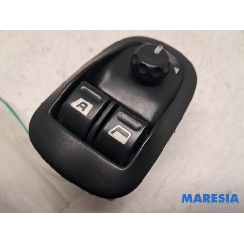 Peugeot - 206 - Multi-functional window switch