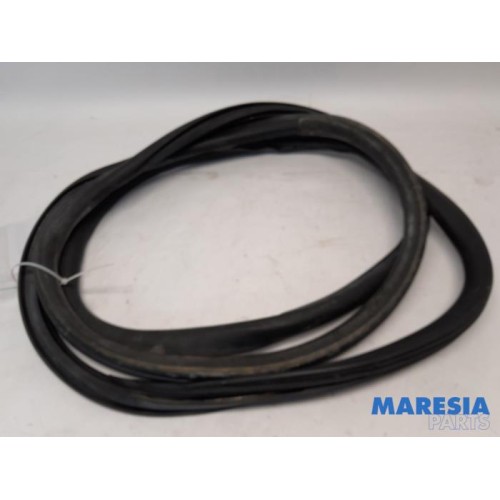 Toyota - Pro-Ace - Sliding door seal, right
