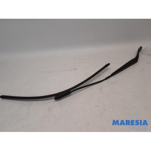 Toyota - Pro-Ace - Front wiper arm